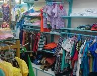 Магазин одежды для всей семьи. Алюминиевые стойки с накопителем. Выкладка детской одежды для мальчиков., витрины и прилавки на заказ.
